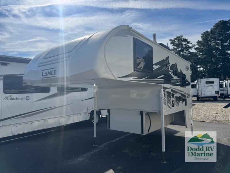 Pre-Owned 2025 Lance 825 - photo - 2