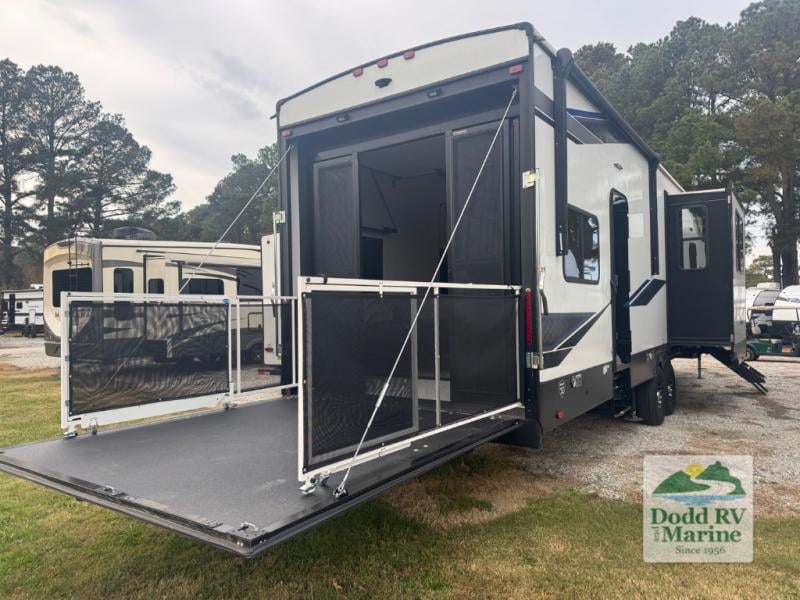Pre-Owned 2024 Forest River RV VGF383G2 - photo - 3