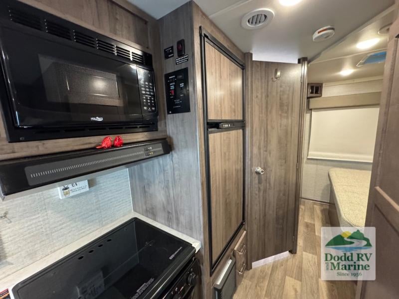 Pre-Owned 2025 Winnebago 22M - photo - 17